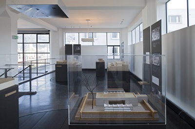 Blick in die Ausstellung "Alejandro de la Sota: Raummodelle"