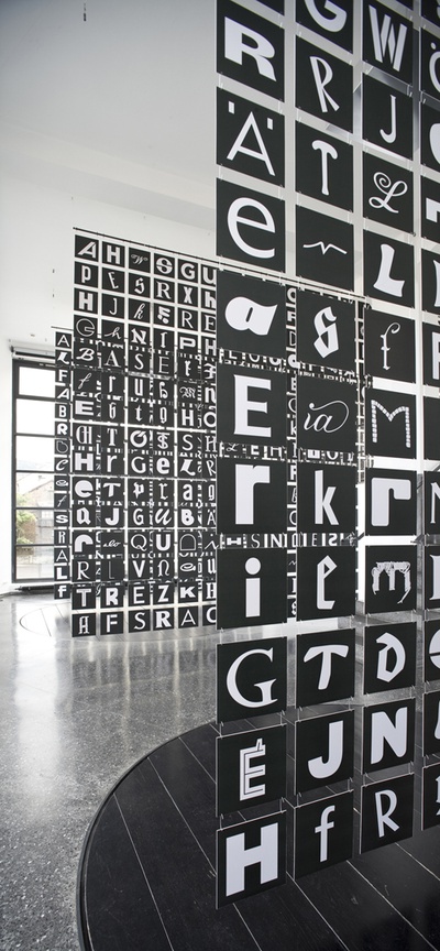 Installation "andreas uebele: alphabet innsbruck" im aut