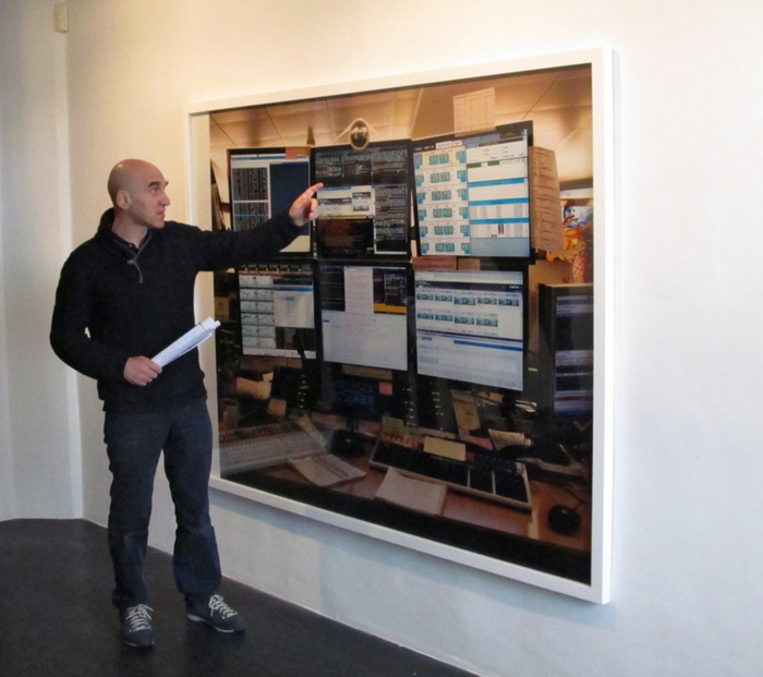 Armin Linke in der Ausstellung im aut
