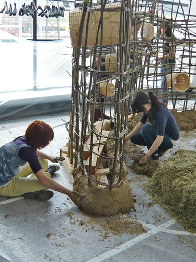 1:1 Modell im aut – Als Teil der Ausstellung realisierten SchülerInnen des BORG Innsbruck unter der Leitung von Monika Abendstein und Michael Engele im aut eine Lehmwand.