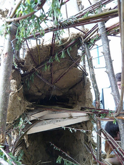 1:1 Modell im aut – Als Teil der Ausstellung realisierten SchülerInnen des BORG Innsbruck unter der Leitung von Monika Abendstein und Michael Engele im aut eine Lehmwand.