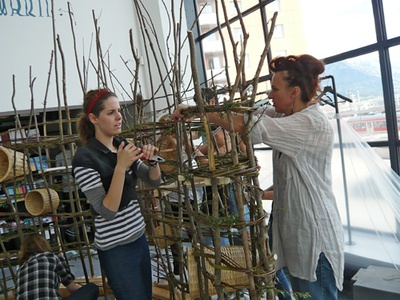 1:1 Modell im aut – Als Teil der Ausstellung realisierten SchülerInnen des BORG Innsbruck unter der Leitung von Monika Abendstein und Michael Engele im aut eine Lehmwand.