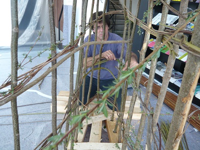 1:1 Modell im aut – Als Teil der Ausstellung realisierten SchülerInnen des BORG Innsbruck unter der Leitung von Monika Abendstein und Michael Engele im aut eine Lehmwand.