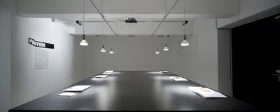 Armin Linke: Green Line – UN-Porträts – Blick in die Ausstellung