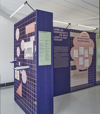 Blick in die Ausstellung "Boden für Alle. Eigennutz oder Gemeinwohl?" im aut