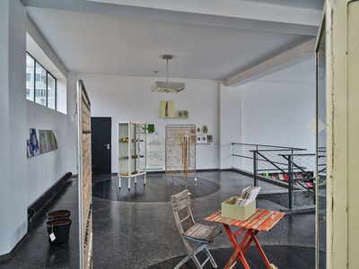 Blick in die Ausstellung "Von Gärten, Pflanzen und Menschen" im aut in Innsbruck