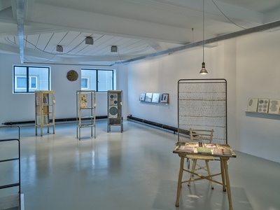 Blick in die Ausstellung "Carmen Müller: Von Gärten, Pflanzen und Menschen".