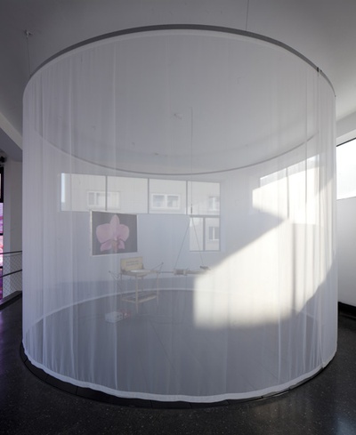 Blick in die Ausstellung "Cornelius Kolig: Meine Heimat ist mein Körper"  auf "Alle Macht geht vom Fleisch aus"