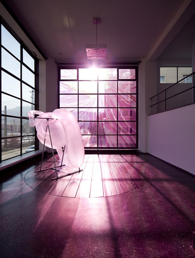 Blick in die Ausstellung "Cornelius Kolig: Meine Heimat ist mein Körper" auf "Mutant" und "Hochzeitskleid"