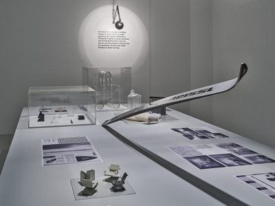 Blick in die Ausstellung "Egon Rainer: Ordnung und Lebendigkeit" im aut, Raum 2 mit Prototypen eines Freischwingers und Kneissl Super Star