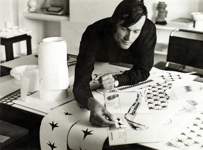 Egon Rainer bei der Arbeit am Design des Kneissl Ski, um 1970