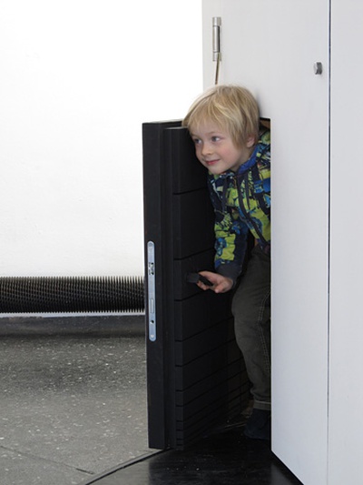 eins zu zwei – zwei zu eins – Blick in die Ausstellung im aut – Türe (EOOS) – Ritueller Eingang unter Verwendung von Le Corbusiers Modulor; Bildnachweis: © aut