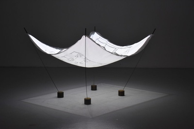 Blick in die Ausstellung - Projektionen auf fragile textile Elemente