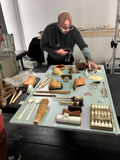 Franco Clivio beim Aufbau der Ausstellung "No Name Design"