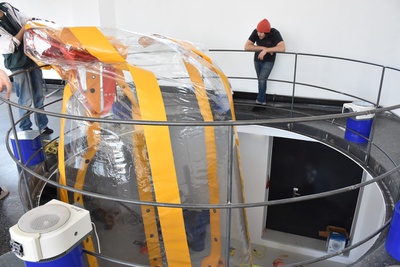 Aufbau der Ausstellung mit Hans-Walter Müller im aut