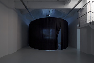 Blick in die Ausstellung "Harun Farocki, Antje Ehmann: Arbeitsverhältnisse" im aut.