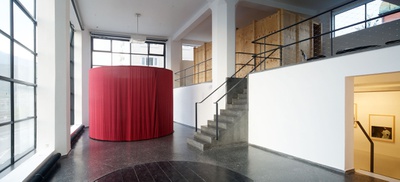 Blick in die Ausstellung im aut: Installation für "Eine Einstellung zur Arbeit" und Kinobox, in der Farockis Film "Zum Vergleich" gezeigt wird