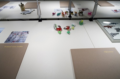 Blick in die Ausstellung "Karl Wutt: Stile von Gegenden und Gegenständen"