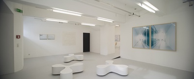 Blick in die Ausstellung mit "flower chairs" von SANAA und "Bildraum S 5" und "Bildraum S 2" von Walter Niedermayr