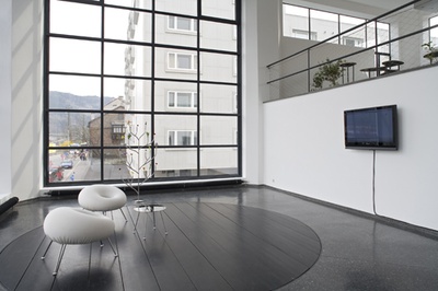 Blick in die Ausstellung – Lounge mit Fauteuil "marumaru", Tisch "picapica" und Vase "hanahana" von Sejima Kazuyo