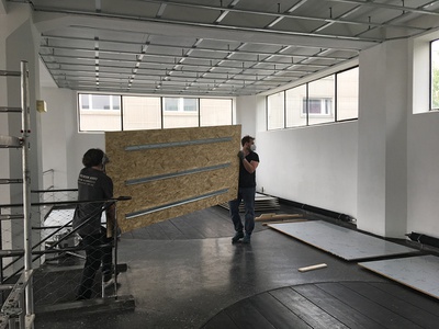 Aufbau der Installation "Viel TamTam um Nichts" im aut