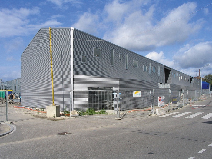 Wohnbau von Jean Nouvel während der Bauzeit,
Sommer 2004