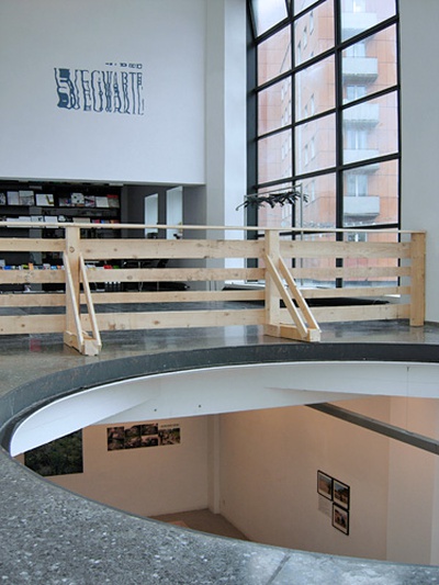 Blick in die Ausstellung "Lois und Franziska Weinberger: Feldarbeit"