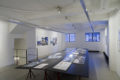 Blick in die Ausstellung "Neues Bauen in den Alpen"