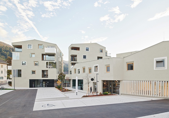 Auszeichnung des Landes Tirol für Neues Bauen 2024: Quartier am Raiffeisenplatz, Schwaz, 2019 – 2022 (Architektur: Silvia Boday)