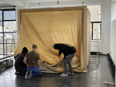 Aufbau der Installation "Collapsing Room"