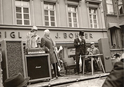 Bürgermeister Alois Lugger mit der Theatertruppe des Kennedy-Hauses im Fasching 1970 – © Stadtarchiv Innsbruck Bürgermeister Alois Lugger mit der Theatertruppe des Kennedy-Hauses im Fasching 1970