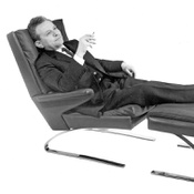 Reinhold Adolf auf seinem Schwingsessel, Anfang 1960er-Jahre