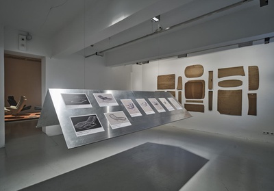 Blick in die Ausstellung "Reinhold Adolf: Schwingen und Entspannen" im aut