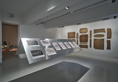 Blick in die Ausstellung "Reinhold Adolf: Schwingen und Entspannen" im aut