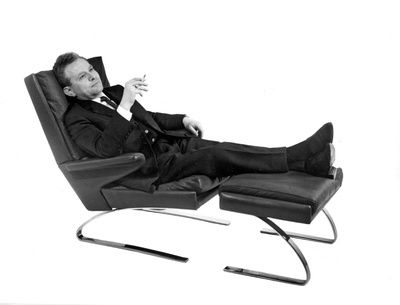 Reinhold Adolf auf seinem Schwingsessel, Anfang 1960er-Jahre