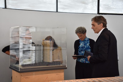 Louisa Hutton und Matthias Sauerbruch in der Ausstellung "Open Box"