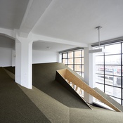 Blick in die Ausstellung „Snøhetta: Relations“ im aut mit der von Snøhetta realisierten ­„Sozialen Landschaft“