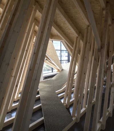 Blick in die Ausstellung „Snøhetta: Relations“ im aut mit der von Snøhetta realisierten ­„Sozialen Landschaft“