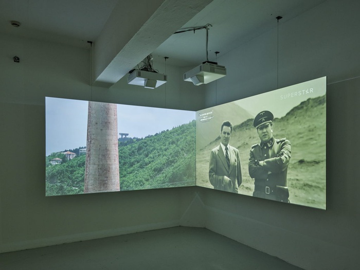 Blick in die Ausstellung "Steine zwischen den Fronten" im aut