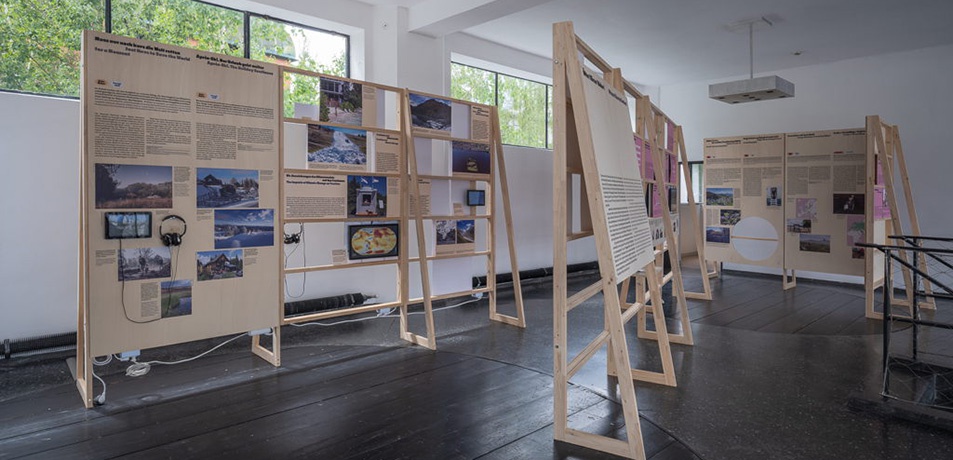 Blick in die Ausstellung "Über Tourismus" im aut – © Nikolaus Schletterer Blick in die Ausstellung "Über Tourismus" im aut