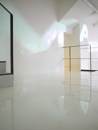 Blick in die Ausstellung im aut, Susanna Fritscher: Wand- und Bodenmalerei, Ruedi Baur: "Accélérateur typographique", Foto: Laurent Tessier