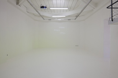 Blick in die Ausstellung "Überschattung" im aut