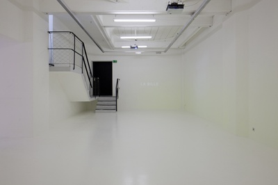 Blick in die Ausstellung "Überschattung" im aut