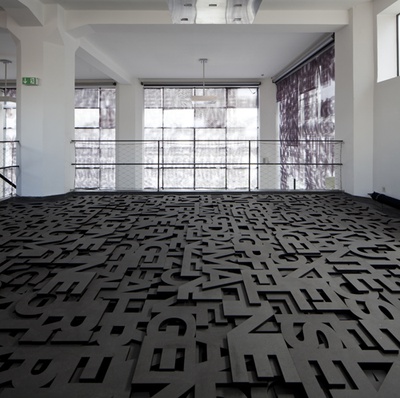 Blick in die Ausstellung "Überschattung" im aut