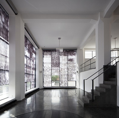 Blick in die Ausstellung "Überschattung" im aut