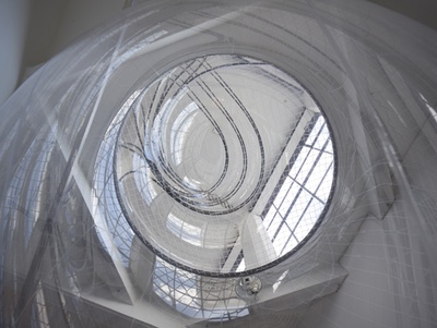 Blick in die Ausstellung "Splined Spheres" im aut