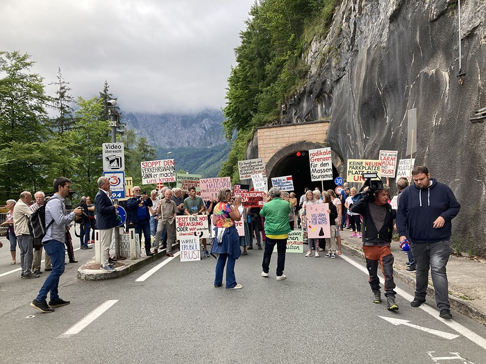 Demonstration beim Zufahrtstunnel nach Hallstatt
