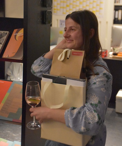 Abschiedsgeschenk an Nina Hütter, die das aut verlässt im März