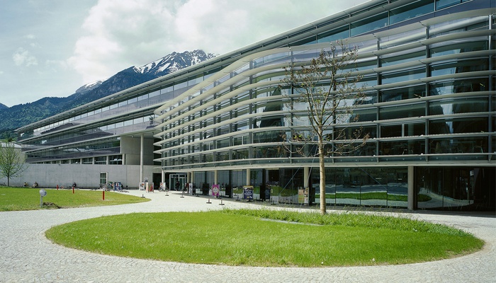 Auszeichnung des Landes Tirol für Neues Bauen 1998: Sozial- und Wirtschaftswissenschaftliche Fakultät der Universität Innsbruck, 1993-98  (Architektur: Dieter Henke & Marta Schreieck)