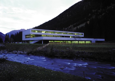 Anerkennung des Landes Tirol für Neues Bauen 2004: Hauptschule Paznaun, Kappl, 2003–2004 (Architektur: noldin & noldin architekten)
